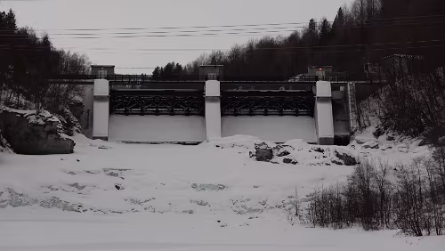 Tromsø – Skarberget – – Bognes – Bodø Der Staudamm am Bardufossen.