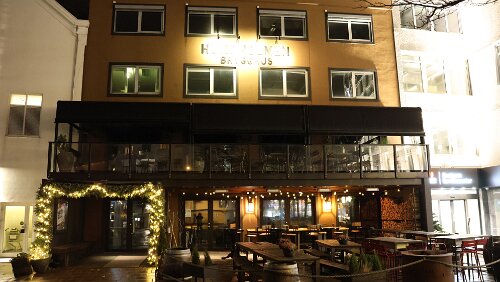 Tromsø – Skarberget – – Bognes – Bodø Das Hundholmen Brygghus, leider hat es Ruhetag.