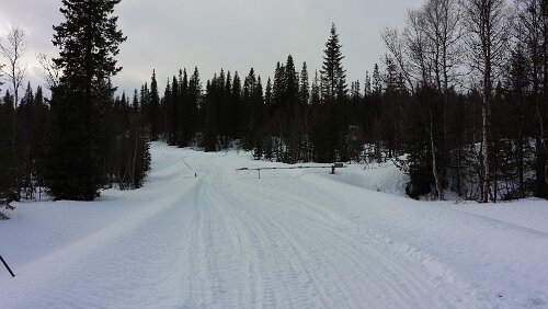 Bodø – Mosjøen Hier kommt man nur noch zu Fuß oder Schneescooter weiter über das Korgfjellet.