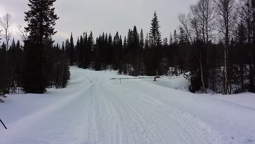 Bodø – Mosjøen Hier kommt man nur noch zu Fuß oder Schneescooter weiter über das Korgfjellet.