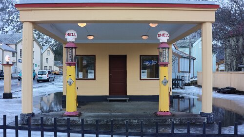 Bodø – Mosjøen Den gamle bensinstasjonen . Ved enden av Sjøgata, finner du Norges nest eldste bensinstasjon. Denne flotte Shellstasjonen ble bygd i 1933 og ble fredet av...