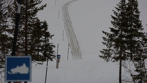 Mosjøen – Trondheim Es ist nicht sehr kalt, die Fahrspur für den Motorschlitten ist richtiggehend aufgeweicht.