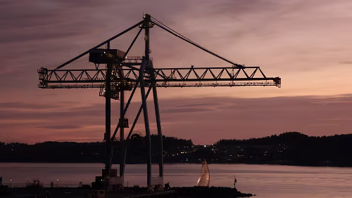 Geilo – Larvik – – Hirtshals – Aarhus Kräne im Hafen von Larvik.