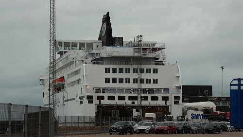 Hirtshals, am Fähranleger der Smyril Line Die MS Norröna liegt bereit, derzeit werden die Trailer beladen.