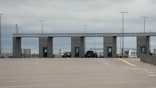 Hirtshals, am Fähranleger der Smyril Line Die Checkin-Stationen, links für die MS Norröna, rechts für die Fjord Line.