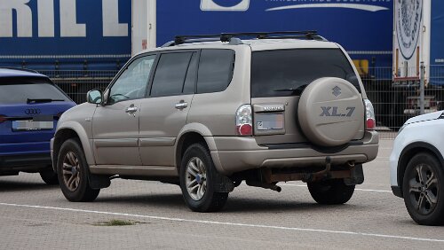 Hirtshals, am Fähranleger der Smyril Line Ein Isländer mit einem typischen Fahrzeug