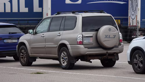 Hirtshals, am Fähranleger der Smyril Line Ein Isländer mit einem typischen Fahrzeug