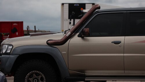 Hirtshals, am Fähranleger der Smyril Line Auspuff mal nicht als unterstes Element am Fahrzeug sondern der höchste Punkt. Nein, das ist nicht der Auspuff, da saugt der Motor die Luft an.