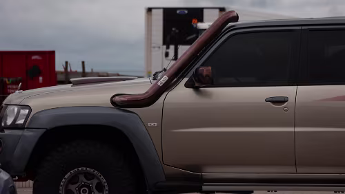 Hirtshals, am Fähranleger der Smyril Line Auspuff mal nicht als unterstes Element am Fahrzeug sondern der höchste Punkt. Nein, das ist nicht der Auspuff, da saugt der Motor die Luft an.