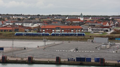 Hirtshals, an Bord der MS Norröna Da fährt gerade eine Bimmelbahn in den Hafen von Hirtshals.