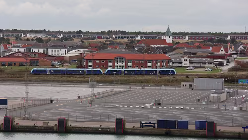 Hirtshals, an Bord der MS Norröna Da fährt gerade eine Bimmelbahn in den Hafen von Hirtshals.