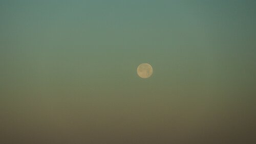 Auf See Blick aus der Kabine, der Mond versinkt langsam.