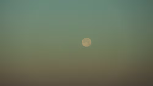 Auf See Blick aus der Kabine, der Mond versinkt langsam.