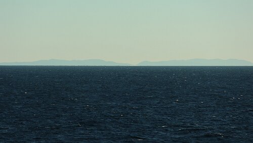 Auf See Sieht aus wie Land, aber welches? Kann eigentlich nur Norwegen sein.