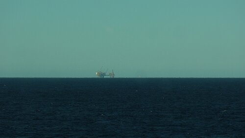 Auf See Die Bohrinsel kommt näher.