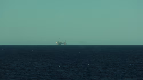 Auf See Die Bohrinsel kommt näher.