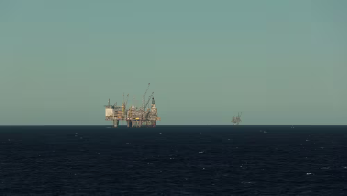 Auf See Und da hinten ist noch eine Bohrinsel.