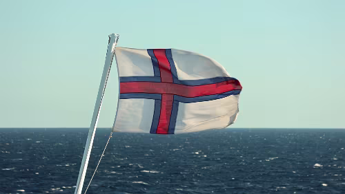 Auf See Die Fahne der Føroyar.