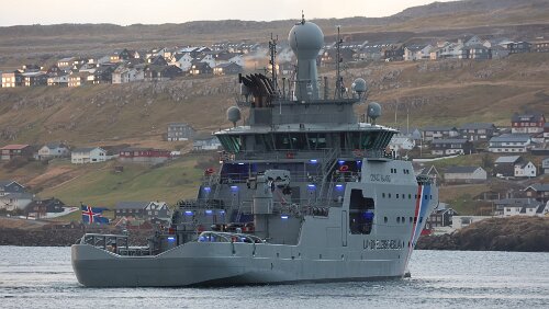 Tórshavn Die Küstenwache läuft ein. Wenn ich das richtig sehe, dann ist das aber die Isländische Küstenwache. Was machen die nur hier?