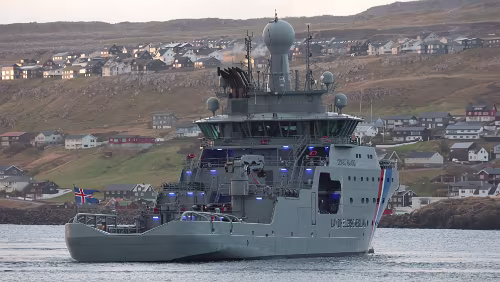 Tórshavn Die Küstenwache läuft ein. Wenn ich das richtig sehe, dann ist das aber die Isländische Küstenwache. Was machen die nur hier?