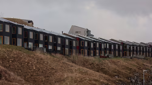Tórshavn Der Aussichtspunkt im Ortsteil Argir ist erreicht. Der Regen hat gerade aufgehört, die Sicht ist gut.