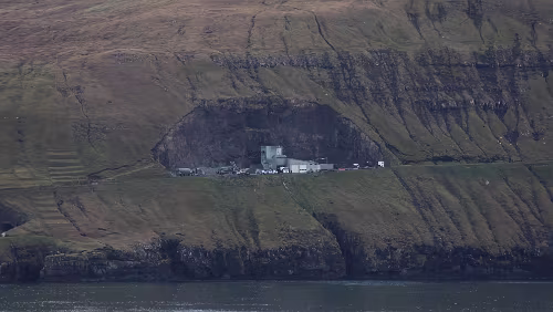 Føroyar Was das ist konnte ich nicht eindeutig ausfindig machen. OSM sagt es ist ein Steinbruch.