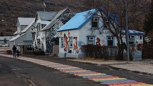 Seyðisfjörður Die Norðurgata mit der bunten Straßenbemalung.