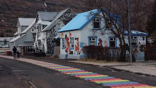 Seyðisfjörður Die Norðurgata mit der bunten Straßenbemalung.