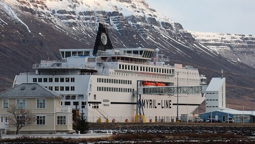 Seyðisfjörður Die Fähre im Hafen von Seyðisfjörður.