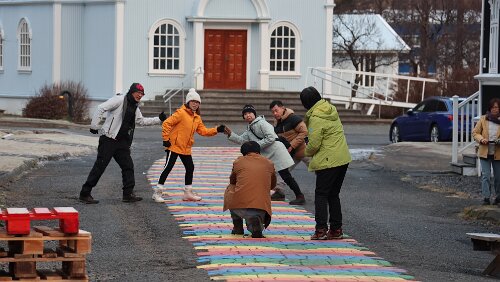 Seyðisfjörður Dieses Bild wurde mehrere Minuten lang ausgeklügelt von der Dame rechts in der hellgrünen Jacke orchestriert, der Fotograf kniete derweil auf dem Pflaster und...