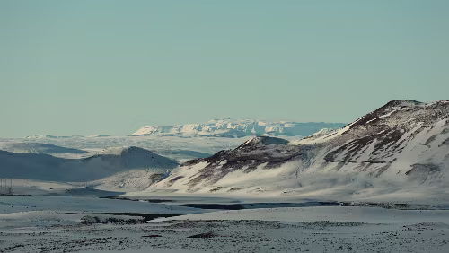 Seyðisfjörður – Mývatn Es verschlägt einem den Atem bei diesem Blick. Etwas vergleichbares habe ich noch nicht gesehen. Das was vor den Bergen zu sehen ist ist ein Gletscher.