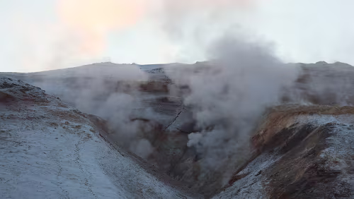 Námafjall, Hverir Auch am Berg oben strömen Rauchschwaden in die Luft.