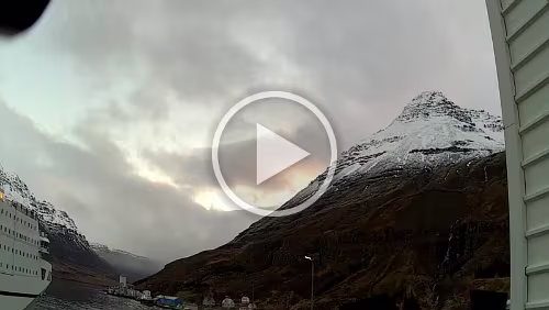 Seyðisfjörður Das Schiff legt in Seyðisfjörður an.