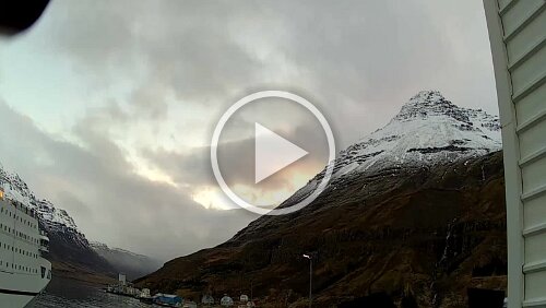 Seyðisfjörður Das Schiff legt in Seyðisfjörður an.