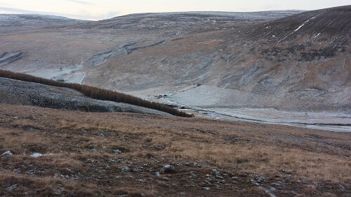 Varmahlíð – Reykjavík Noch hat es minimal Schnee in der Landschaft.