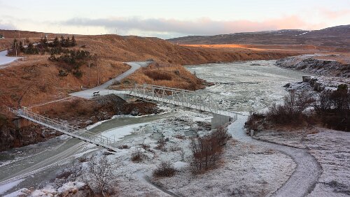 Varmahlíð – Reykjavík Alte und neue Brücke von der höchsten Stelle der Insel gesehen.