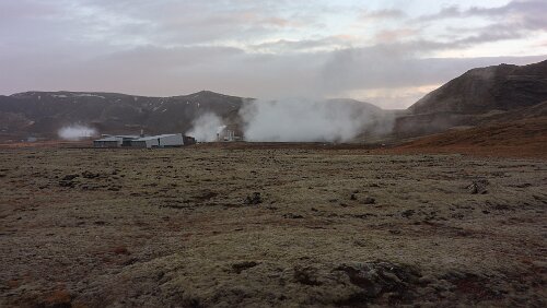 Reykjavík – Vík í Mýrdal Das Hellisheiði-Kraftwerk (isl. Hellisheiðarvirkjun) ist ein Geothermalkraftwerk auf der Hochebene Hellisheiði im Südwesten Islands. Es liegt im Gebiet des...