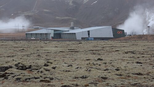 Reykjavík – Vík í Mýrdal Das Hellisheiði-Kraftwerk (isl. Hellisheiðarvirkjun) ist ein Geothermalkraftwerk auf der Hochebene Hellisheiði im Südwesten Islands. Es liegt im Gebiet des...