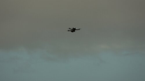 Reykjavík – Vík í Mýrdal Am Seljalandsfoss, Dronen sind hier verboten.