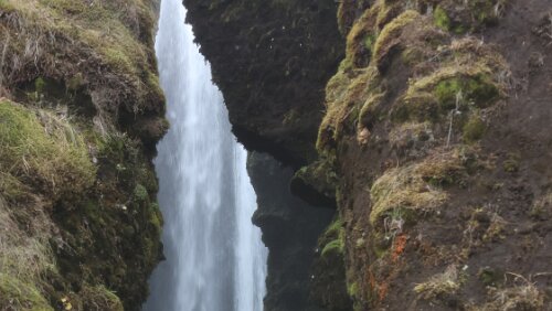 Reykjavík – Vík í Mýrdal Der Gljúfrabúi oder Gljúfurárfoss ist ein 40 Meter hoher Wasserfall in Südisland.