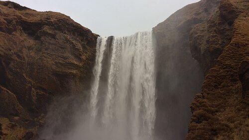Reykjavík – Vík í Mýrdal Der Skógafoss ['skouːaˌfɔsː] (Waldwasserfall) ist ein Wasserfall des Flusses Skógá im Süden Islands. Er liegt beim Ort Skógar in der Gemeinde Rangárþing eystra...