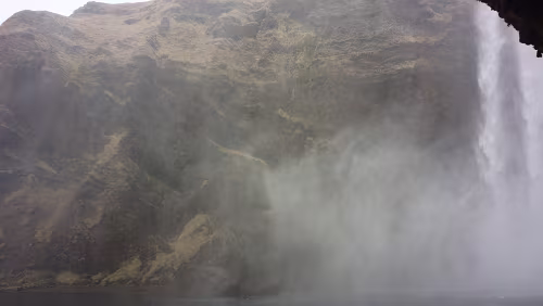 Reykjavík – Vík í Mýrdal Der Skógafoss ['skouːaˌfɔsː] (Waldwasserfall) ist ein Wasserfall des Flusses Skógá im Süden Islands. Er liegt beim Ort Skógar in der Gemeinde Rangárþing eystra...