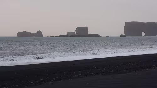 Reykjavík – Vík í Mýrdal Am Reynisfjara, auch Black Beach, also Schwarzer Strand, genannt.