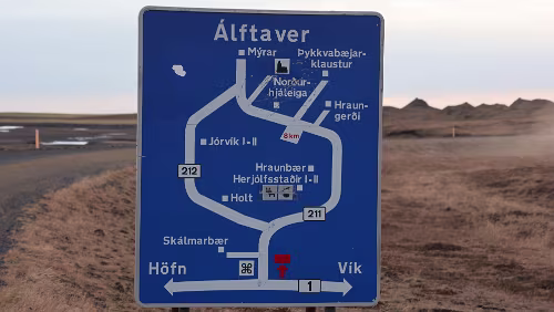 Vík í Mýrdal – Höfn í Hornafirði Ein typischer Wegweiser, „Informationsschild zur Orientierung“.