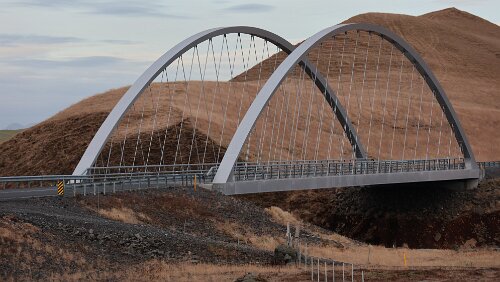 Vík í Mýrdal – Höfn í Hornafirði Der „Skaftártunguvegur“ überquert hier den Fluss „Eldvatn“, die Brücke wurde erst im März 2020 eröffnet.