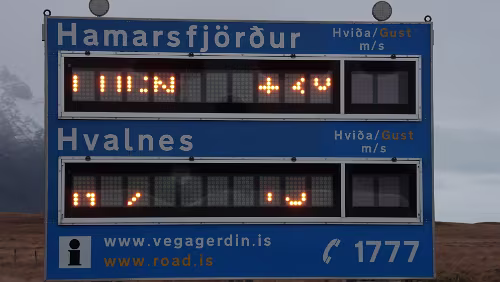 Höfn í Hornafirði – Egilsstaðir Vor Streckenabschnitten die irgendwie kritisch werden könnten sieht man solche Tafeln. Sie zeigen links die Windrichtungen an, also etwa „N“ was mutmaßlich für...