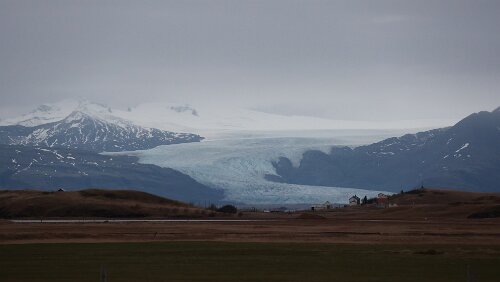 Höfn í Hornafirði – Egilsstaðir Am Abzweig wo die [99] wieder auf die [1] trifft hat man Aussicht auf gleich drei Gletscher.
