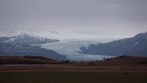 Höfn í Hornafirði – Egilsstaðir Am Abzweig wo die [99] wieder auf die [1] trifft hat man Aussicht auf gleich drei Gletscher.