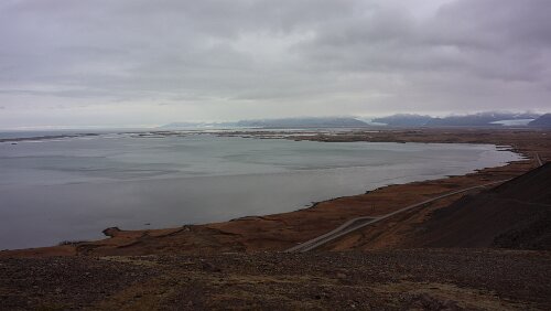 Höfn í Hornafirði – Egilsstaðir Blick nach Osten vom Aussichtspunkt Vestrahorn aus, quasi der Gipfel der alten Passtraße „Almannaskarð“ an der Ringstraße. In der Ferne kann man Höfn í...