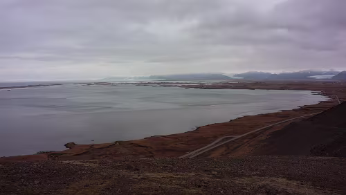 Höfn í Hornafirði – Egilsstaðir Blick nach Osten vom Aussichtspunkt Vestrahorn aus, quasi der Gipfel der alten Passtraße „Almannaskarð“ an der Ringstraße. In der Ferne kann man Höfn í...
